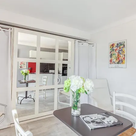 Guestready - Charming Studio With Private Balcony In Cannes